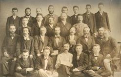 Члены кружка "Бней цион", Бердичев, 1900. Во втором снизу ряду третий слева - Марк Варшавский, пятый - Шолом-Алейхем Члены кружка "Бней цион", Бердичев, 1900. Во втором снизу ряду третий слева - Марк Варшавский, пятый - Шолом-Алейхем