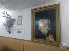 Интересно, что вместо привычных для Украины портретов Хабадских лидеров здесь на стенах красуются раввины Саттмара Интересно, что вместо привычных для Украины портретов Хабадских лидеров здесь на стенах красуются раввины Саттмара