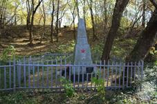 Неподалеку - еще один памятник Неподалеку - еще один памятник
