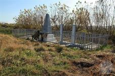 Памятник возле костела Памятник возле костела