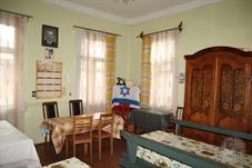 Справа - красивейший резной арон-кодеш Справа - красивейший резной арон-кодеш