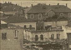 Синагога. На переднем плане, вероятно, разрушенный бейт-мидраш. Фото территории гетто, 1942 год Синагога. На переднем плане, вероятно, разрушенный бейт-мидраш. Фото территории гетто, 1942 год