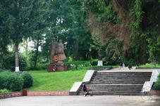 Памятник в парке Памятник в парке